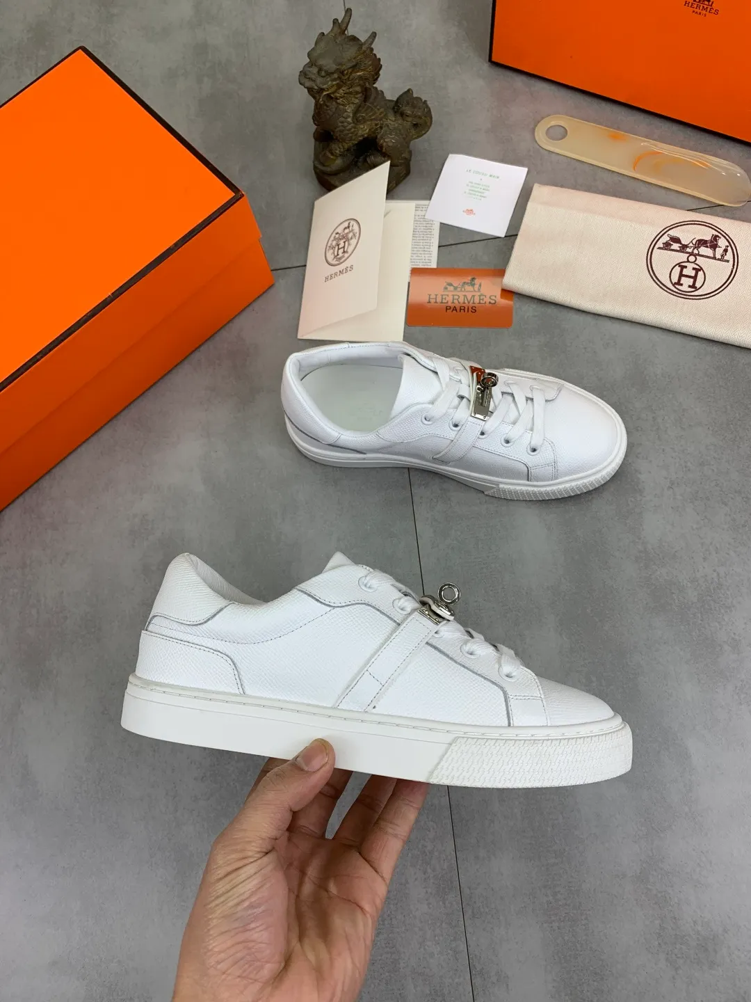 Men's men's shoes 💰P640 New Hermes top version Hermès classic couple style #𝐊𝐞𝐥𝐥𝐲 buckle casual white shoes skateboard shoes that will not conflict with shoes at all. Full of unknowns, Hermès rarely produces flat casual shoes and they are paired with classic palladium-plated Kelly shoe buckles! You'll fall in love with it at first sight. It's super versatile and can be worn with any skirt or pants. 🉑️Close your eyes and wear it. It's super noble. Fabric: Specific cowhide/canvas material. Lining: Sheepskin lining. Outsole: Original molded TPU outsole. Size: 35-45.